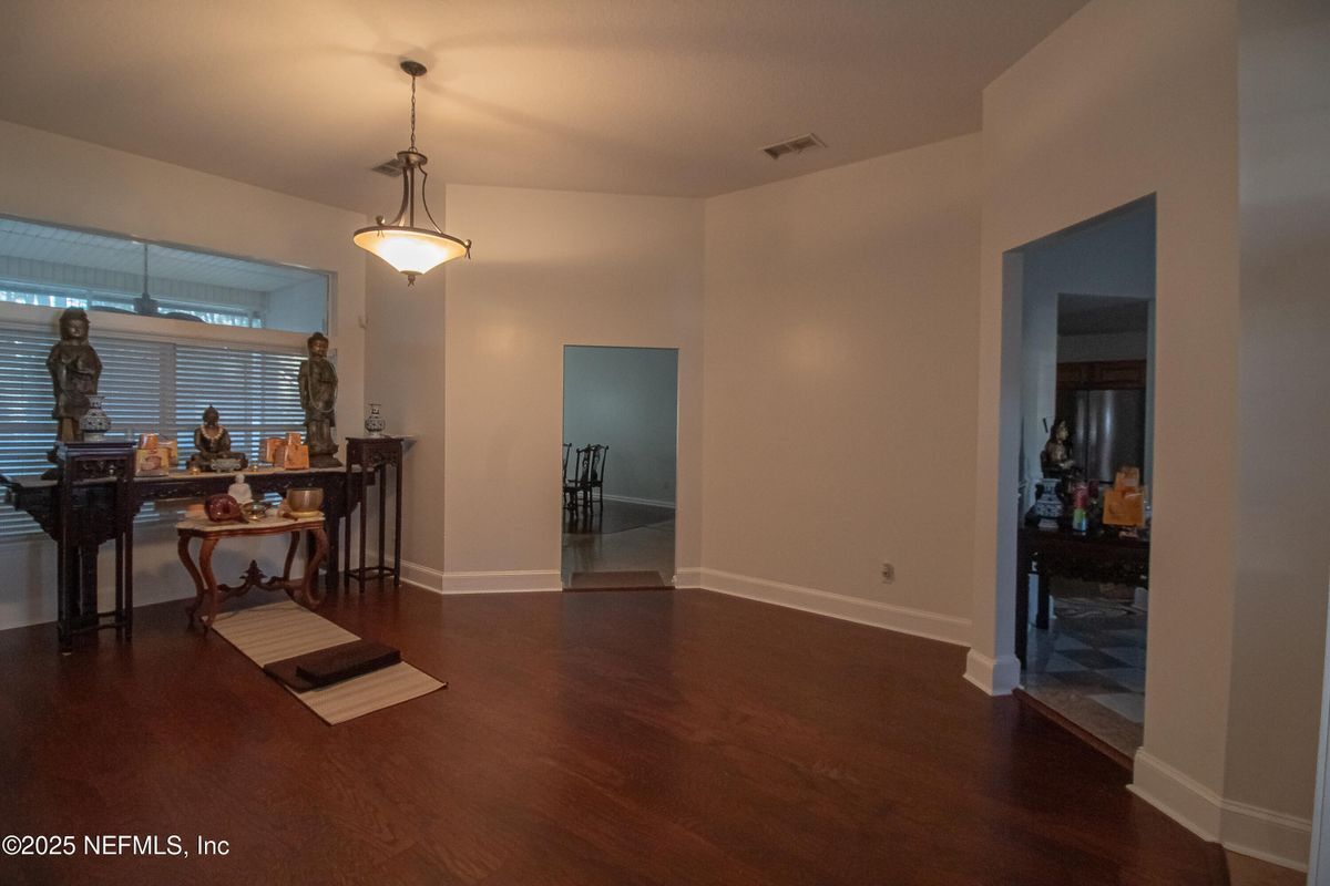 Building Photo - 8146 Leafcrest Dr