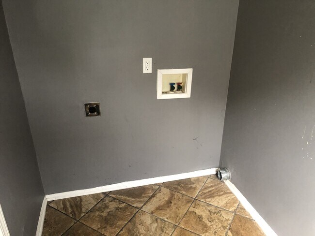 Building Photo - 222 Hedgewood Ct