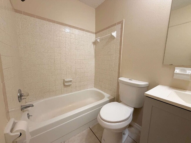 Building Photo - "Charming 2-Bedroom, 2-Bath Duplex Retreat in Spring Hill!"