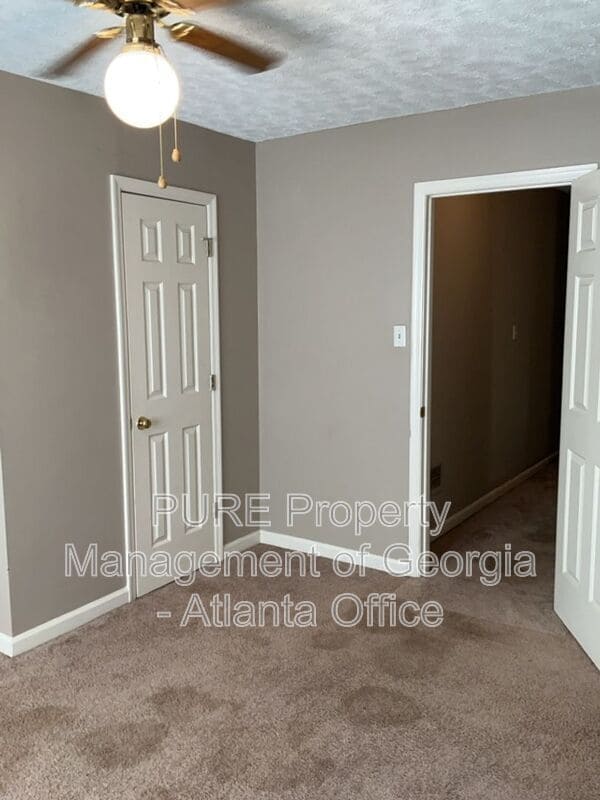 Building Photo - 743 Helga Dr NE