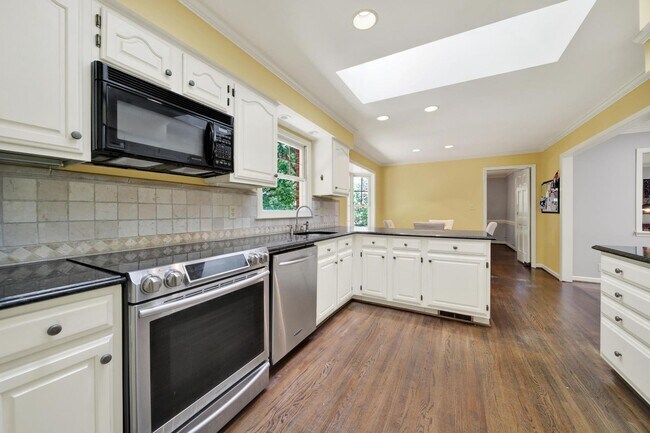 Building Photo - Lovely 3 Bed 2 Bath Ranch Home in South Park!
