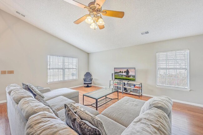 Building Photo - Spacious Living in Goose Creek