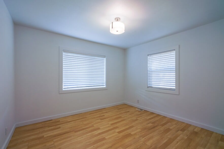 Building Photo - 6235 SE Clatsop St