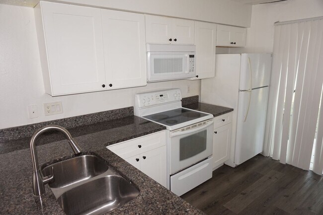 Building Photo - Awesome Location 1/1 on Curry Ford Ready for Move In