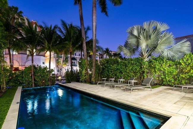 Building Photo - 310 SE 11th Ave