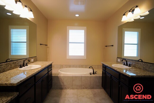 Building Photo - Glamorous Home in Seven Oaks Gated Community!