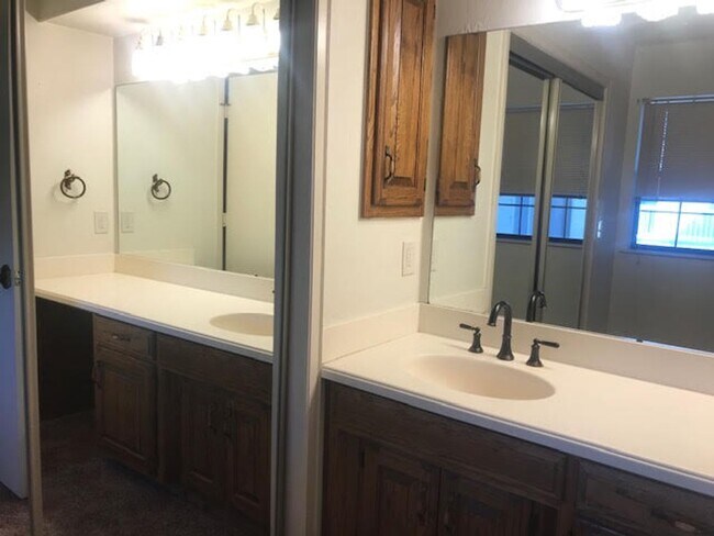 Building Photo - 2 Masters - Lawn Care Provided  - 3 bds/3 baths