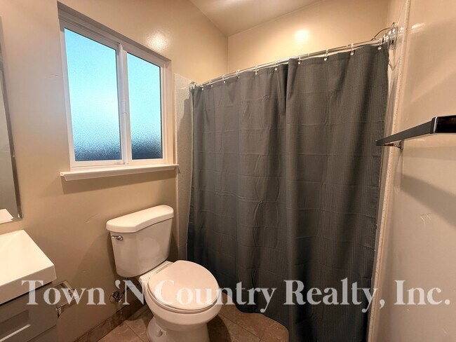 Building Photo - 613 Archer St