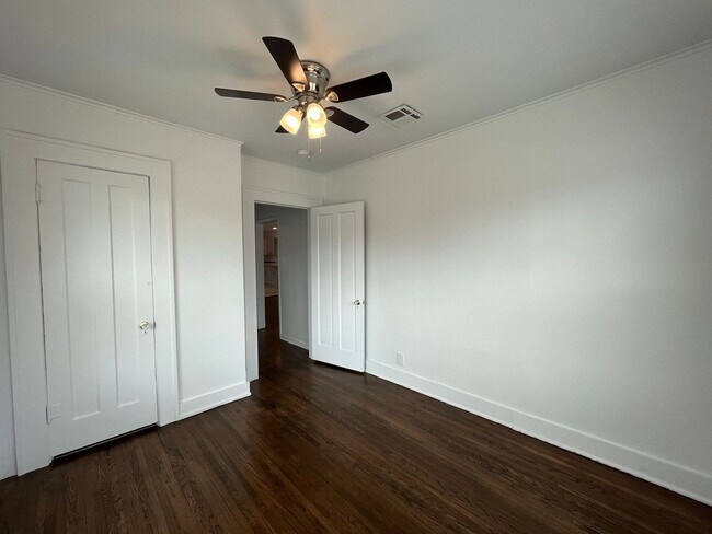 Building Photo - KW 3 bedroom 1 Full bath