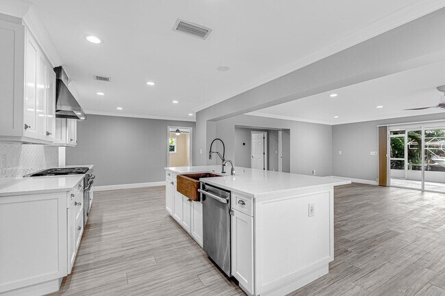 Building Photo - 12831 Shore Dr