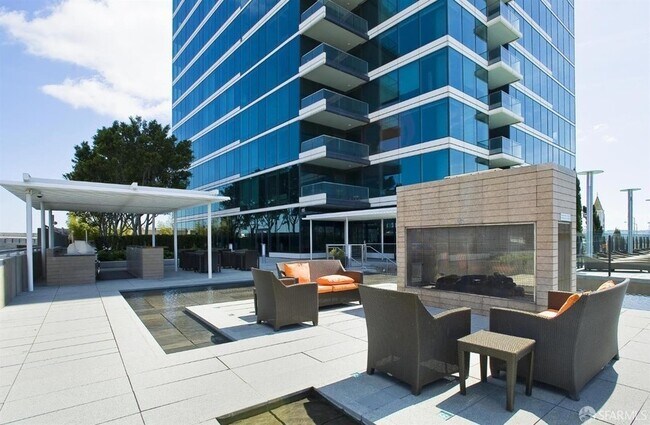 Building Photo - 425 1st St