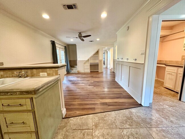 Building Photo - 5719 Fairview Dr