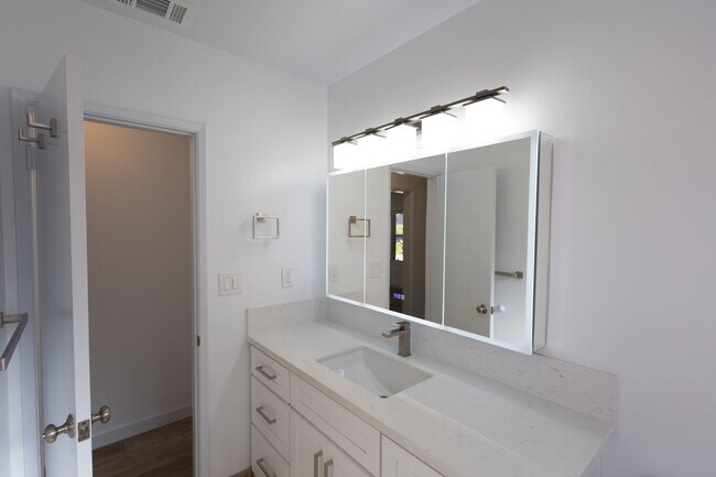 Building Photo - Freshly Renovated 3BR/2BA Pool Home – La C...