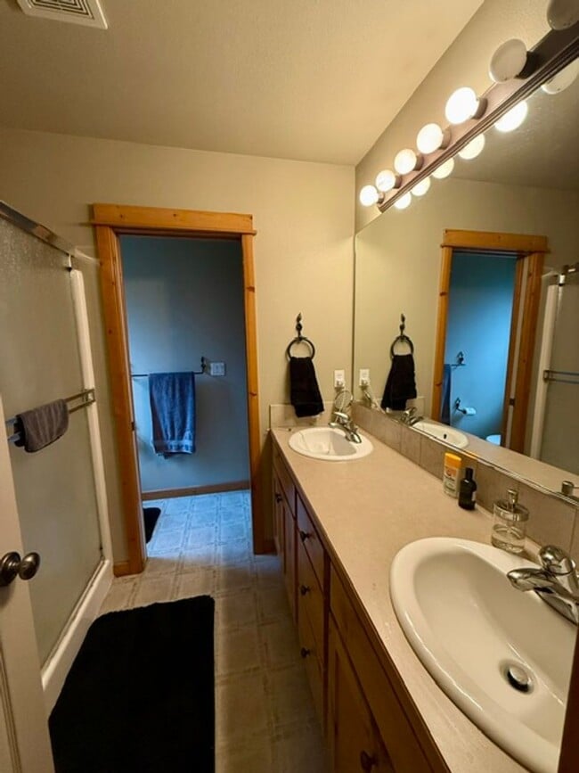 Building Photo - Beautiful Lodge-Style Single Level 3 Bedroom Home in Mountain Pines!