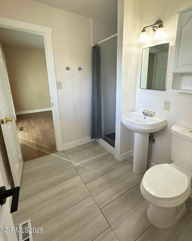 Building Photo - 640 James Ln