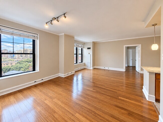 Building Photo - 3170 N Sheridan Rd