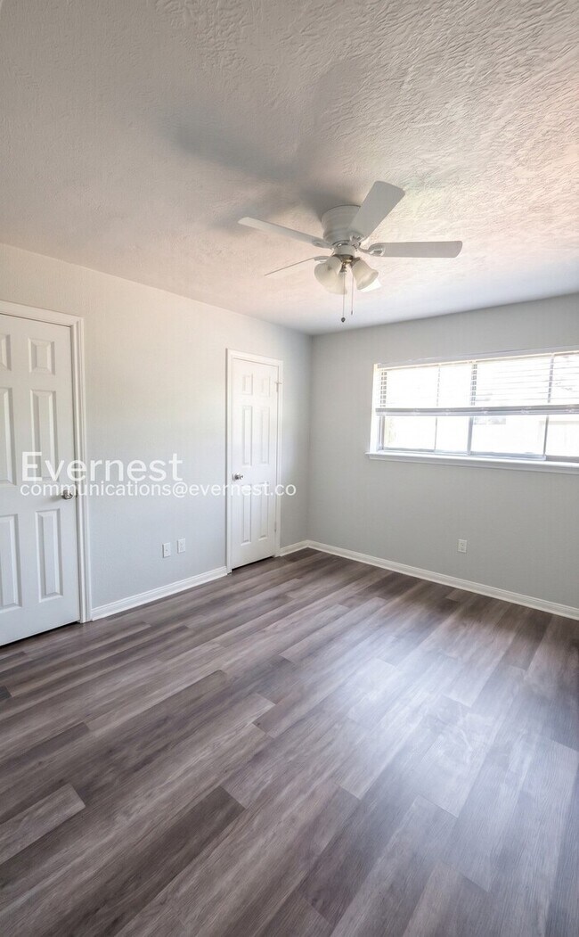 Building Photo - 4 Bed, 2 Bath Home with Fenced Yard & Garage / Pet-Friendly / Coming Soon!
