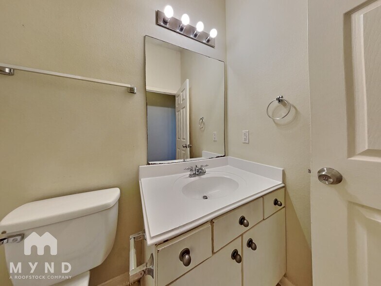 Building Photo - 807 Forest Star