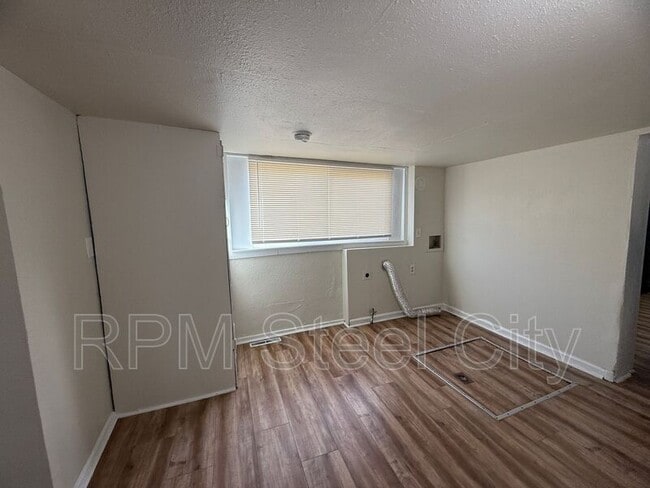 Building Photo - 927 E 1st St