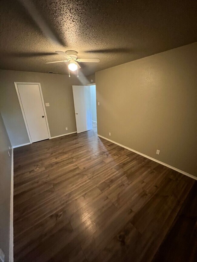 Building Photo - Unlock Your Austin Dream: Cozy 2BD/2BA Retreat in Trendy Crestview – Pets Welcome, Balcony Bliss!