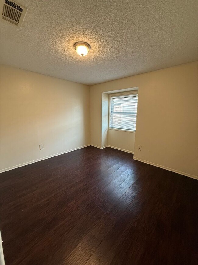 Building Photo - 8717 Granite Dr