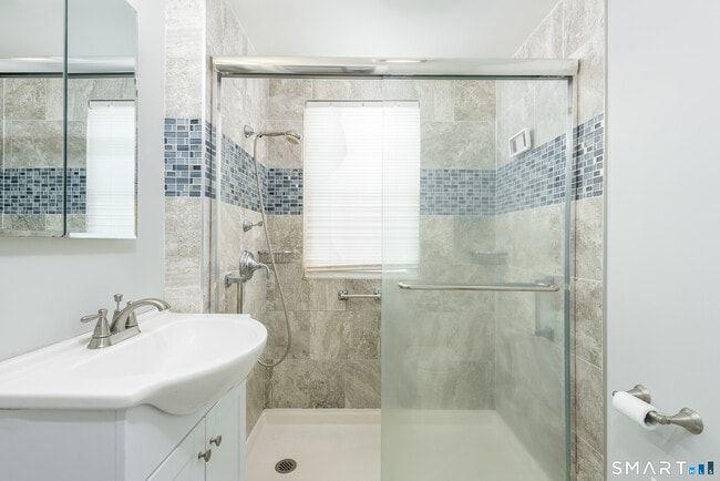 Building Photo - 170 Lake Dr