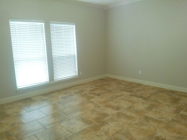 Building Photo - 4 Bedroom 3 Bath on the Island