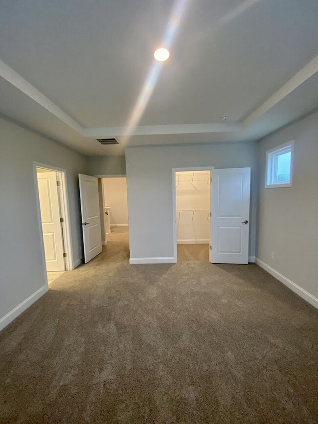 Building Photo - End Unit Townhouse in Terraces at Farmington