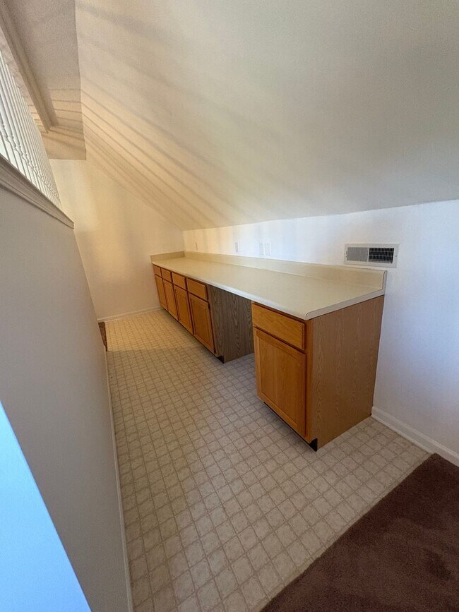 Building Photo - SPACIOUS & Beautiful Home Just Outside She...