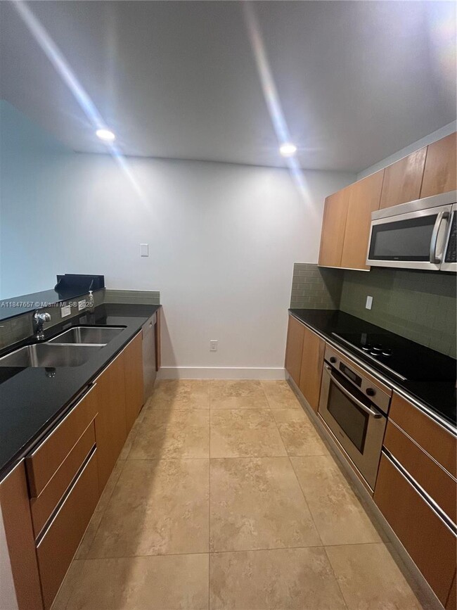 Building Photo - 1060 Brickell Ave