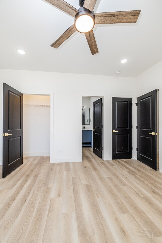 Building Photo - 5637 S Prairie Ave