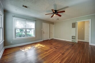 Building Photo - Freshly Updated 3 Bedroom House