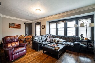 Building Photo - Kenwood flat across from UWM