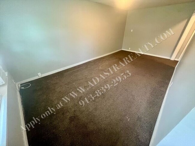 Building Photo - Cozy 2 Bed 1 Bath Duplex in OLATHE-Available NOW!!