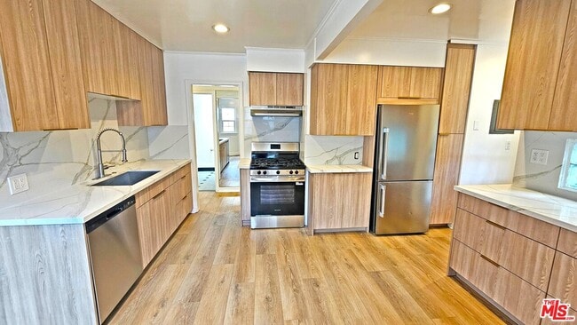 Building Photo - 132 S La Peer Dr