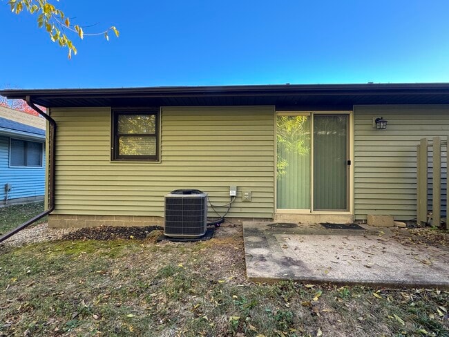 Building Photo - 505 Simon Dr