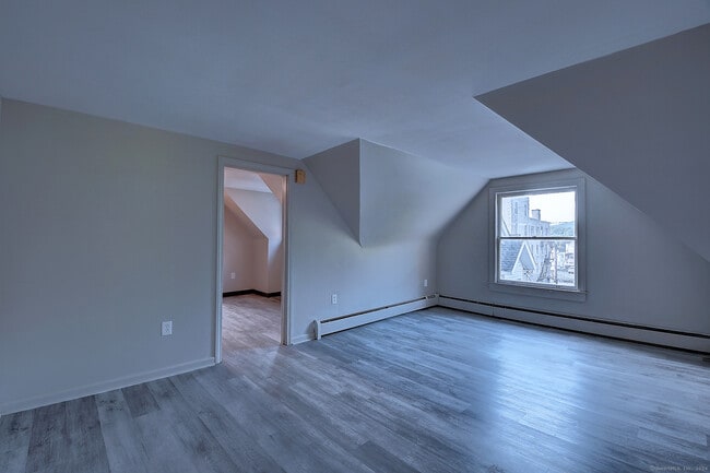 Building Photo - 93 Meadow St