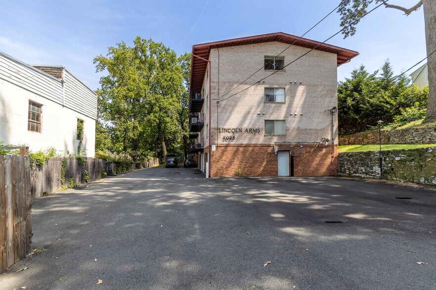 Building Photo - 2025 N Lincoln St