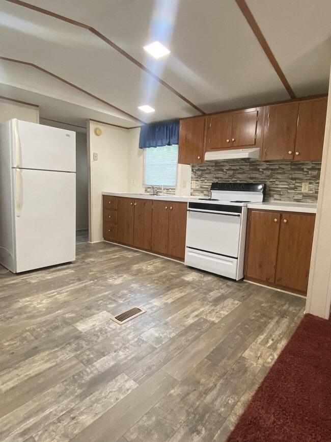 Building Photo - 2894 Lake Upchurch Dr