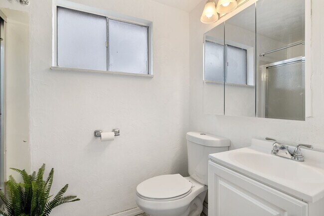 Bathroom 2 - 402 College Park Dr