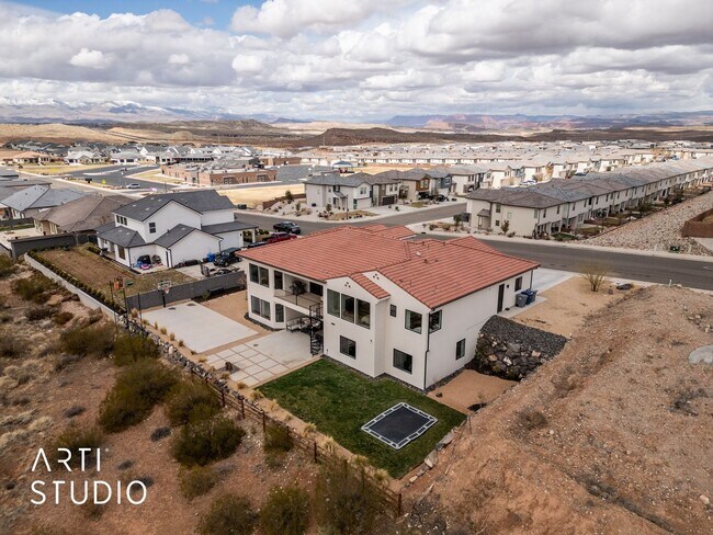 Building Photo - Beautiful 6 Bedroom 4.5 Bathroom Home in D...