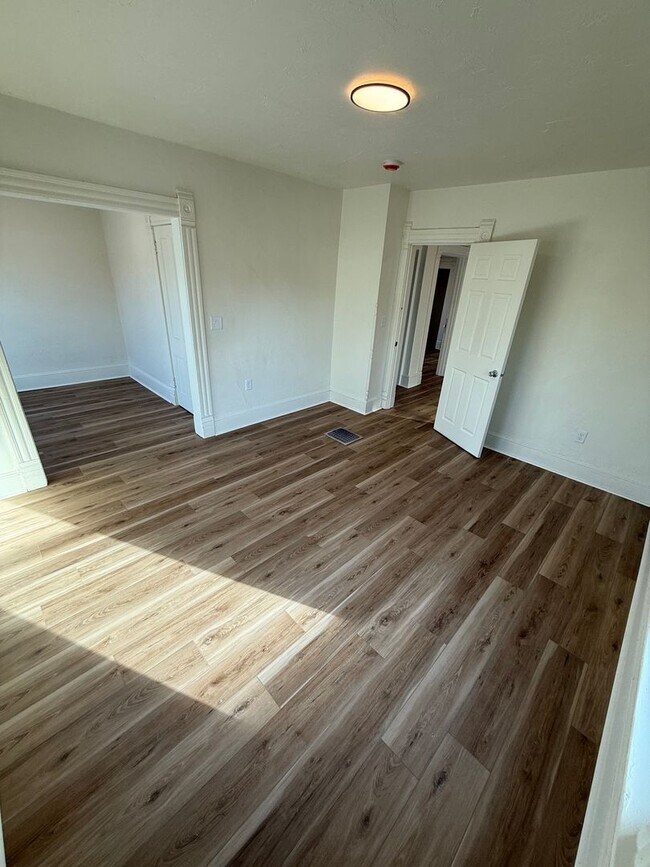 Building Photo - 654 Central St