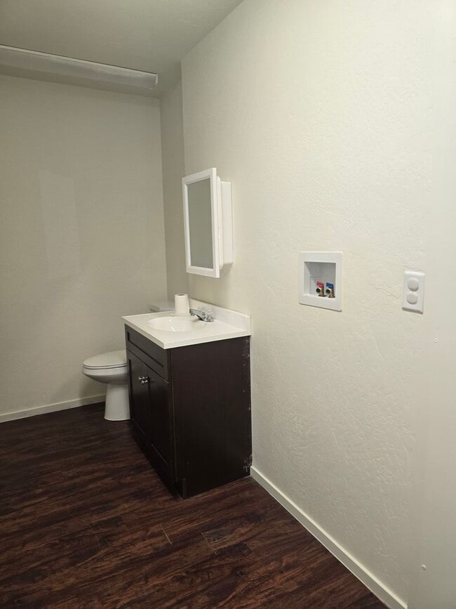 Building Photo - Cute 2 Bedroom