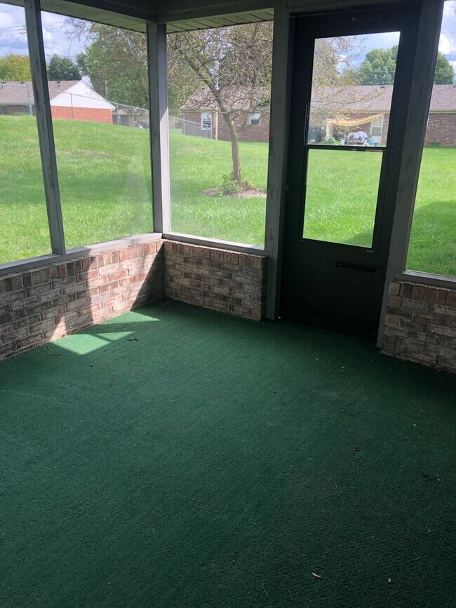 Building Photo - 2 Bedroom / 1.5 Bath Condo