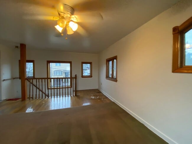 Building Photo - Loft Style Single Family Home - HUGE Yard