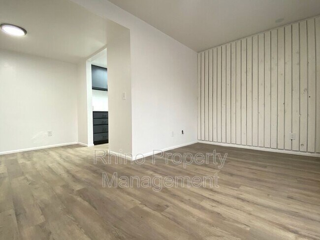 Building Photo - 120 E Utopia Ave