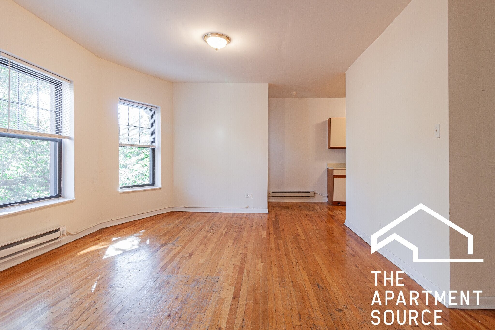 Building Photo - 654 W Cornelia Ave