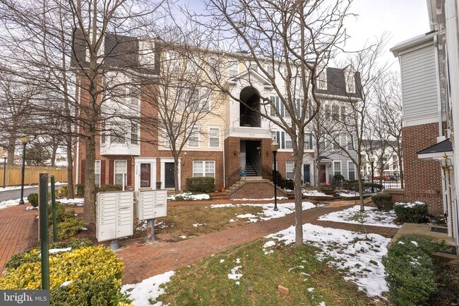 Building Photo - 5108 English Terrace