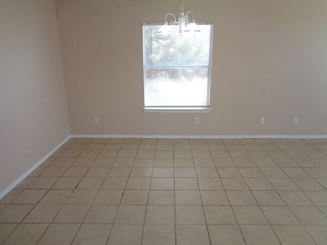 Building Photo - Adorable Single Level Eastside Home With E...