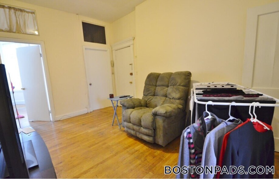 Primary Photo - 133 Peterborough St